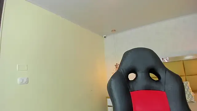 LARSONMIA — Bounce ass close up to cam
