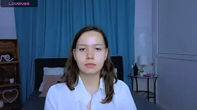 Laura_Ellinss — Show feets 