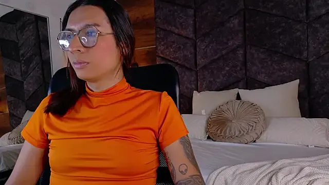 LauraaGomezz__ — DANCE SEXY +OILED