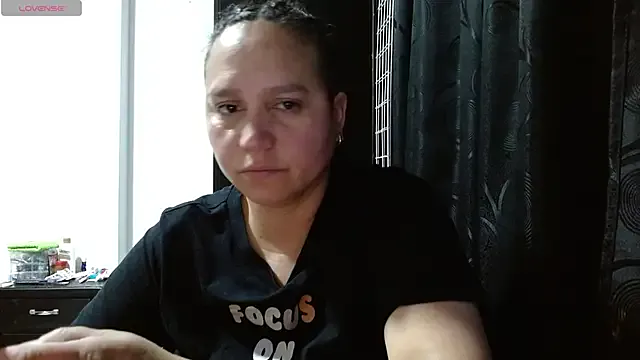 LauraReeves — I will send five sexy photos 