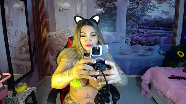 Layla-Watson — SHOW BIG TITS + OIL 