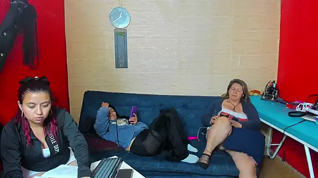 lesbiancuple — suck bare knees cock any girl