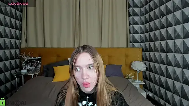 Lesi_Moonie01 — doggy pose