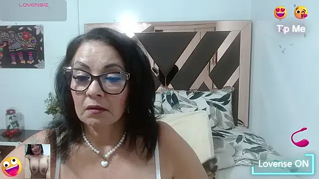 lindaesmeralda — red booty (slaps x20) 