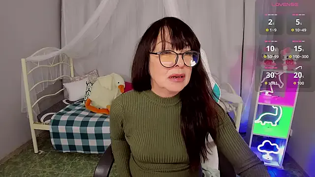 LindaPage — spank my bare ass 3 times