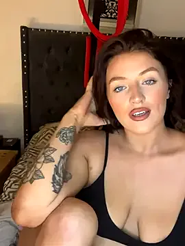 LolaRaee — Bounce my boobies