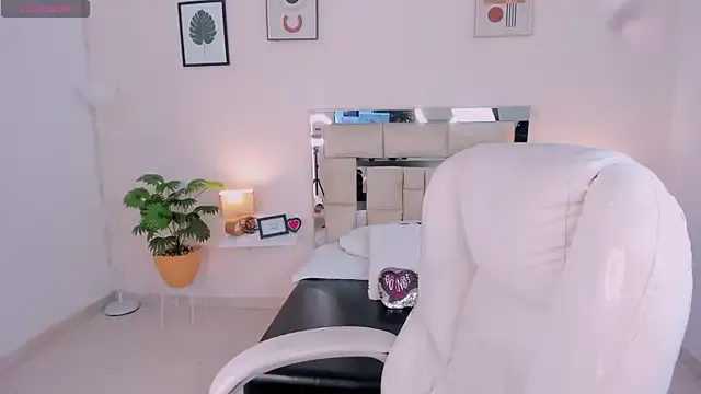 Luci_Rose — fingers in pussy