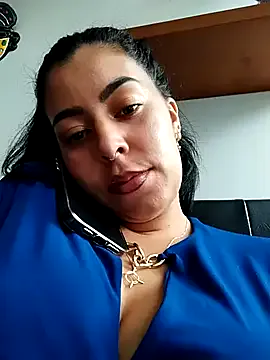 Luianna — Friend sucks my tits in public