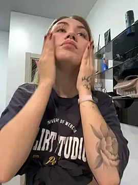 LunaMillie — blow kiss