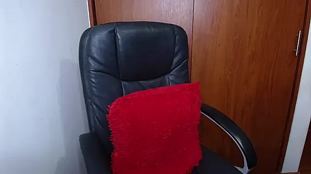 melikaronit2 — show boobs