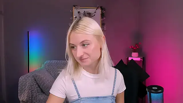 melisa_white1 — let's play in public chat