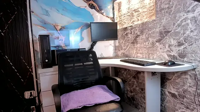 Melissa_Foox1 — Look below my skirt  y make me wet pussy