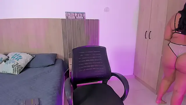 Mia_cm —  Interactive toy for 8 min