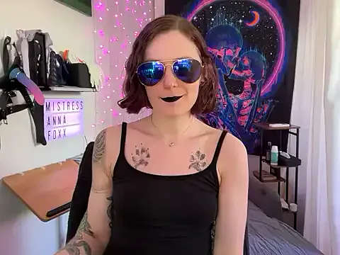 mistressannafoxx — oil and play with tits