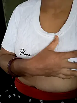 Mon-Shot9 — Look  my boobs oilyl