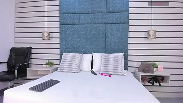 NatyLeone — spread legs and show u my pussy