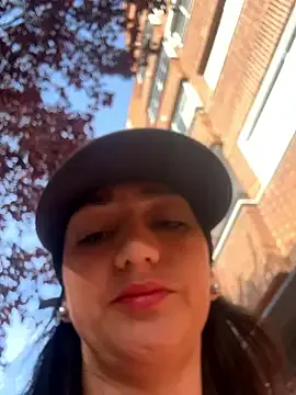 Ninabigtitied — show off a sexy bra on the street