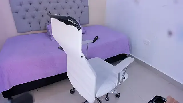 PhanieDoll — Sexy dance naked & squirt