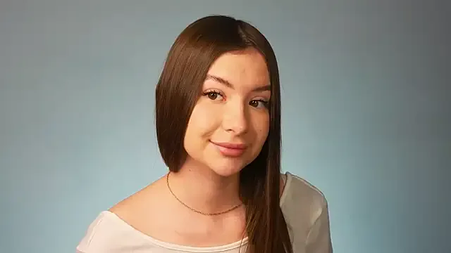 piekelete — to tease you with his neckline