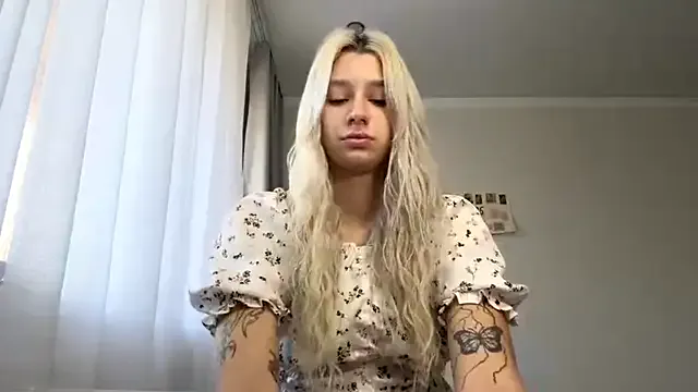 QueerExtern — Bite my sweet finger