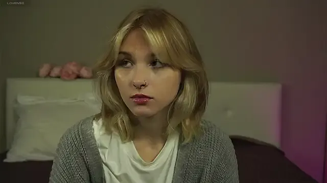 RaeleneVescio — kiss you<3