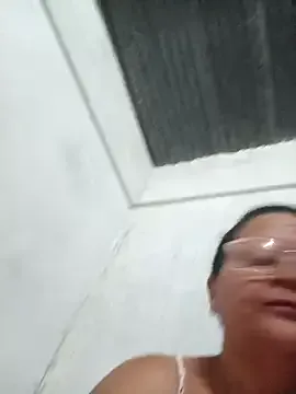 sahira_yasin — Pinzas en mis tetas + aciete