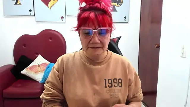 Salomeediaz_ — Striptease + oil on my body