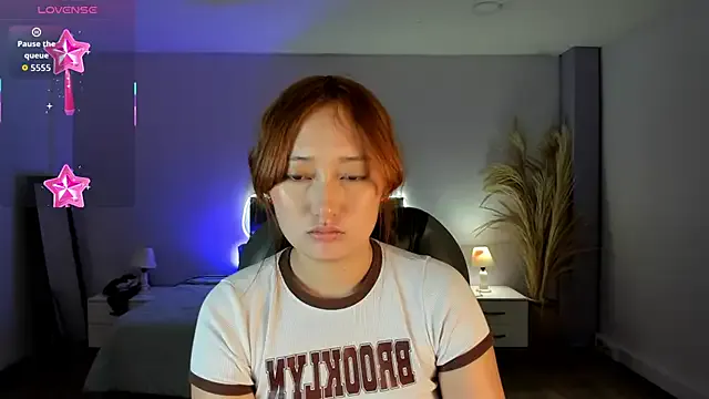 Samara_Hilton_2 — Oil show on tits