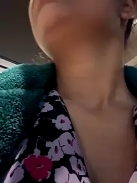 ScarletAss — show pussy in public 