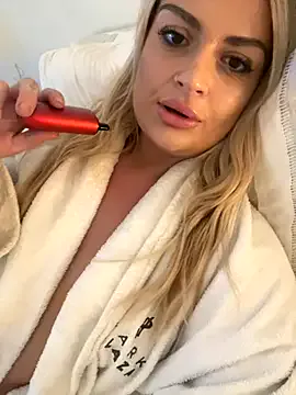 Seductive-SkyeXXX — Treat me x