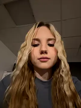 Sky_Cutie — sensual moves and poses