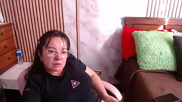Sonialorens_ — get naked for 5 min
