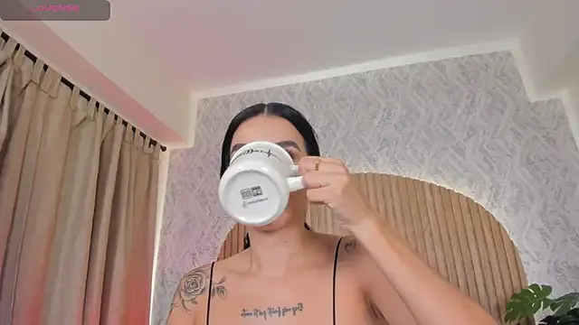 Sophiie_Belle — Naked + Oil in my body