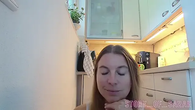 story_of_sarah — Nude Doggy Pose for 2 Min