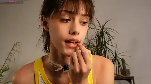 ttragedienne — Suck finger with eyes contact