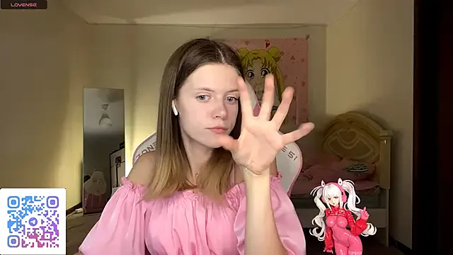 VibeQueenLucy — Lick fingers close up