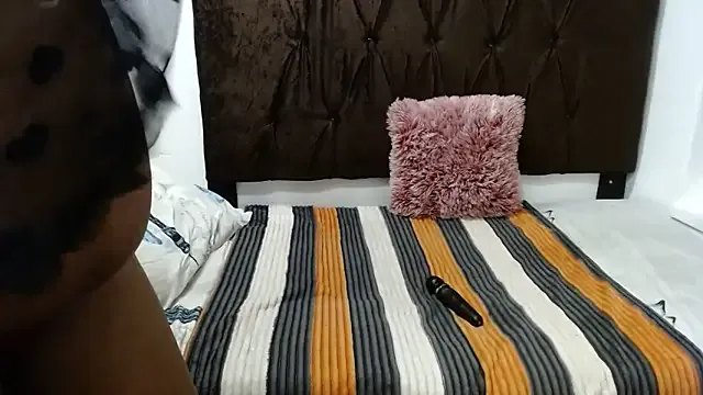 xxMissTee — HUGE ASS IN DOGGY....