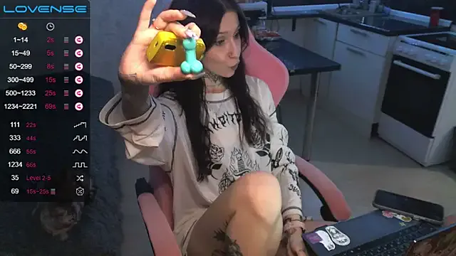 yngmilf —  topless + nipple clamps 5 min